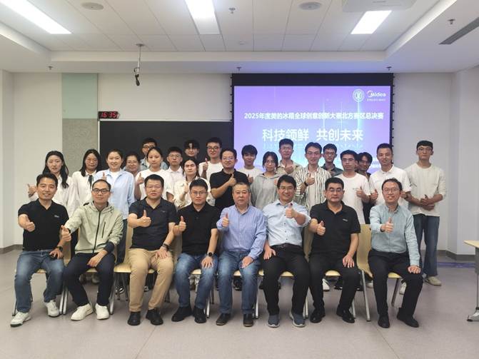 一群人站在室内合影 描述已自动生成